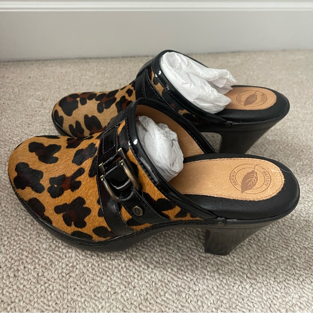Nurture heels. In TBETN TN/BLK. Size 8.5M - Picture 2 of 2